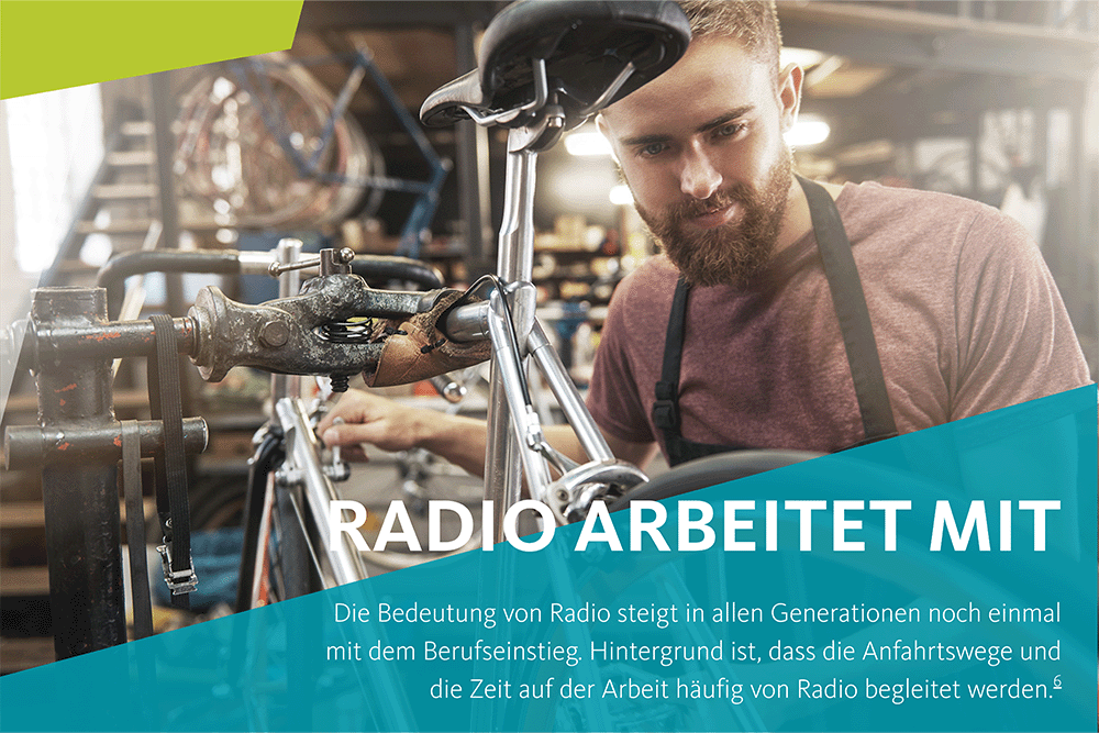 Mann arbeitet in einer Werkstatt an einem Fahrrad Mann arbeitet in einer Werkstatt an einem Fahrrad
